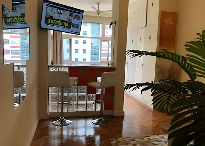 Apartamento Em Copacabana Com Vista Lateral Do Mar